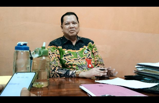 Foto : Aan, Irbasun V Inspektorat Kabupaten Lumajang, saat diwawancarai di ruang kerjanya