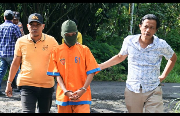 Foto : salahsatu pelaku peragakan aksinya di TKP, dikawal petugasnya