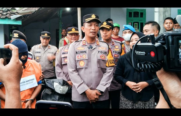 Foto: Kapolres Lumajang saat diwawancarai awak media