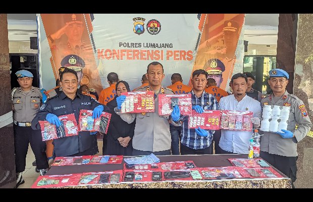 Foto : Kapolres menunjukkan barang bukti pada awak media
