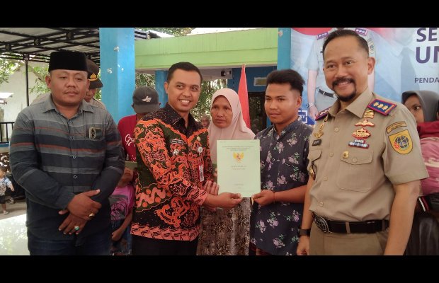 Foto: Camat Kedungjajang membagikan simbolis pada warga, didampingi Kades Bence dan Kepala BPN Lumajang