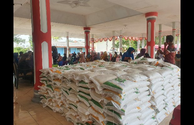 Foto: Bantuan pangan beras dan masyarakat