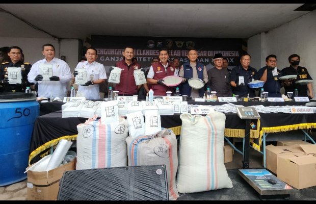 Foto: Konferensi Pers Kabareskrim, Komjen Pol Wahyu Widada bersama Kapolda Jatim, Irjen Pol Imam Sugianto terkait kasus pengungkapan pabrik narkoba berkedok kantor EO di Malang