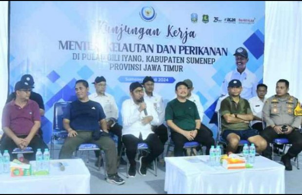 Foto : Menteri KKP RI Sakti Wahyu Trenggono Bersama Rombongan saat Mengunjungi Pulau Gili Iyang