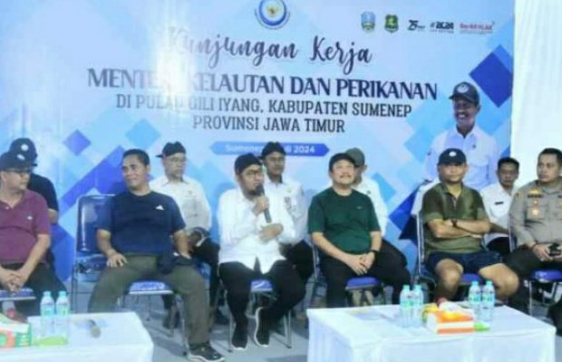 Foto : Bupati Sumenep, Achmad Fauzi Wongsojudo saat Mendampingi Menteri KKP Bersama Rombongan di Pulau Gili Iyang