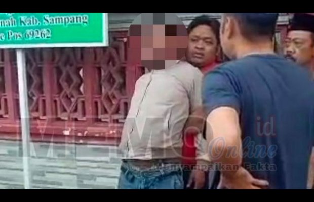 Foto : Seorang pria yang diamankan polisi usai ditangkap warga (Tngkapan layar) 