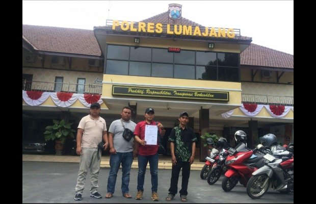 Foto : saat pelapor (kuasa hukum dan klien) di Polres Lumajang