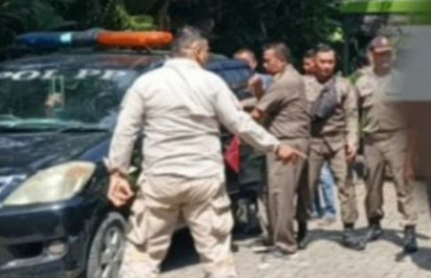 Foto: Satpol PP Sumenep Saat Melakukan Razia Di Hotel Surabaya jl. Mustika No.1, Karangrawa, Bengselok Kota Sumenep.