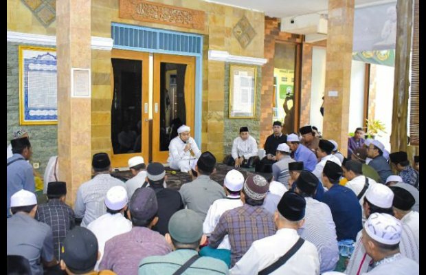 Foto: KHR. Ahmad Azaim Ibrahimy menerima sabar beserta cawasabar