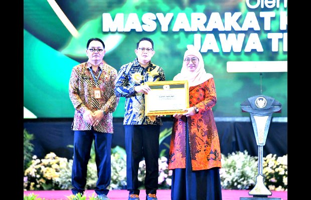 Foto: Wakil Bupati Sumenep, Dewi Khalifah, saat menerima penghargaan di Graha Unesa, Surabaya, Jumat (26/07/2024)