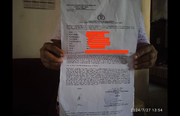 Foto: Keluarga korban menunjukkan surat tanda penerimaan laporan Nomor: LP/B/293/VII/2024/SPKT/POLRES JEMBER/POLDA JAWA TIMUR.