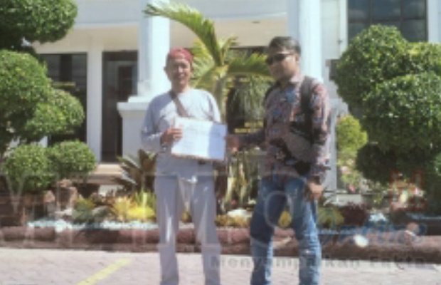Foto : Ketua DPP Libas88 Samsul Hidayat (baju batik), didampingi Sekjennya Amir Hamzah di depan kantor Kejari Sampang 