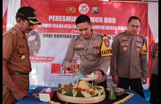 Foto: Kapolres Jember saat meresmikan Sumur Bor Bhayangkara 