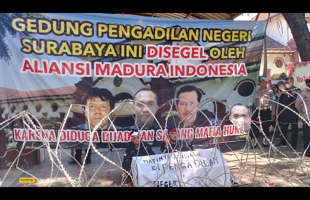 Foto: Aliansi Madura Indonesia (AMI) saat melakukan aksi unjuk rasa