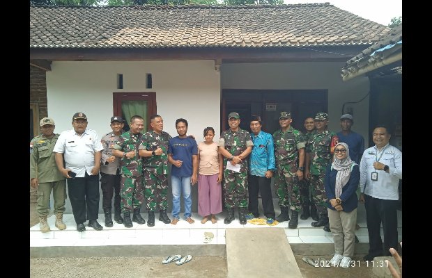Foto:  Rosi beserta jajaran pemerintah setempat 