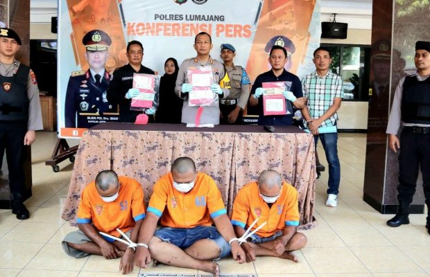Foto : Tersangka (berbaju orange) saat diamankan