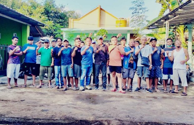 Foto : Bang Jo dan Bang Dony (tengah) berfoto dengan timnya disalah satu kecamatan