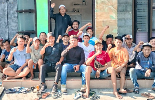 Foto : Bang Dony (tengah) berkemeja hitam, duduk bersama Bang Jo (bertopi)