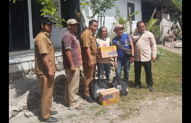 Foto: Dinsos dan camat puger dirumah nenek sunarti