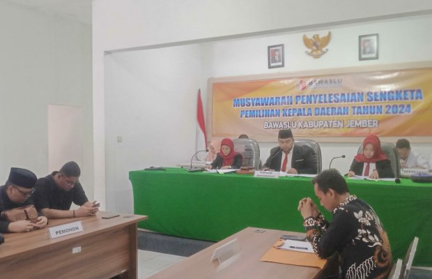 Foto: Pasangan calon Muhammad Jaddin Wajad – Arismaya di ruang kantor Bawaslu