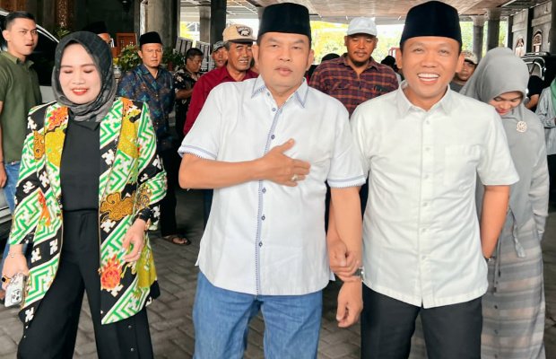 Foto : Cak Thoriq menggandeng H. Rofik (tengah) ayahanda Ning Fika