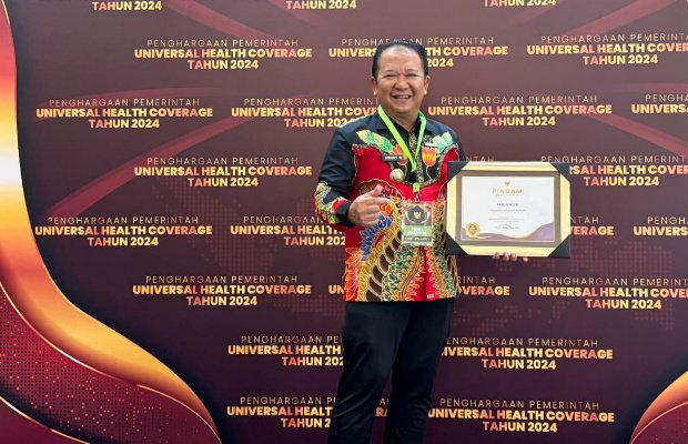 Foto: Bupati Jember, Hendy Siswanto, Menerima Penghargaan UHC Awards 2024