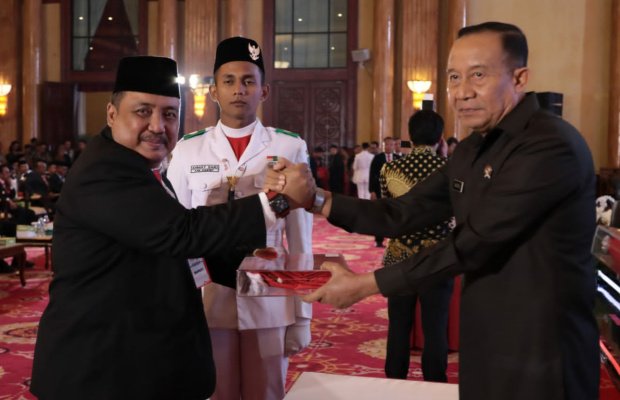 Foto: Kepala Bakesbangpol Sumenep, Drs. Achmad Dzulkarnain saat menerima Duplikat Teks Proklamasi dan Bendera Pusaka Dari BPIP 