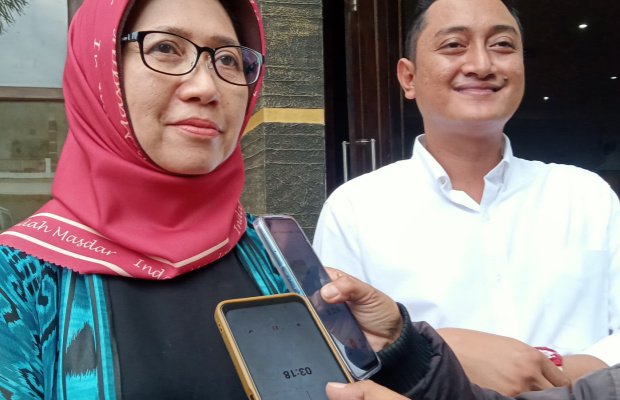 Foto : Indah Amperawati saat diwawancarai wartawan