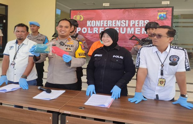 Foto: Wakapolres Sumenep memegang barang bukti atas kasus pencabulan anak tiri