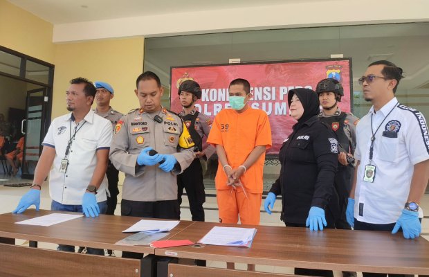 Foto: Tersangka RF (tengah, baju orange)