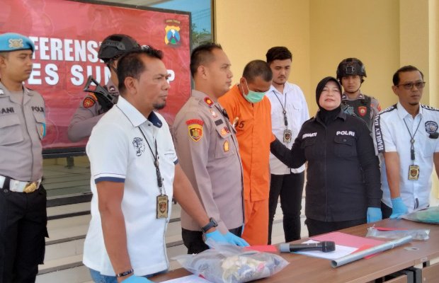 Foto: Pelaku Pembunuhan di Sumenep Tertunduk Lesu Dalam Konferensi Pers di Polres Sumenep, Senin (12 Agustus 2024).