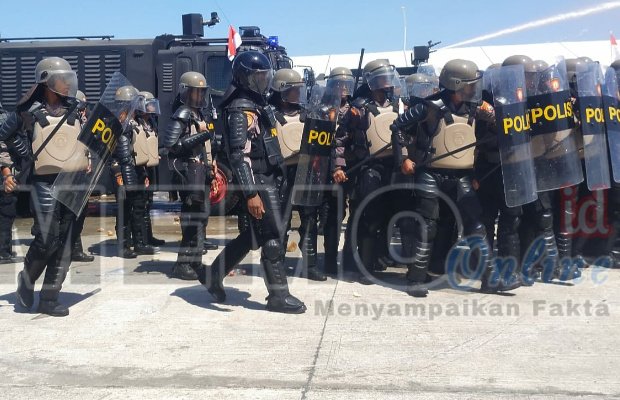 Foto: Pasukan Brimob saat Sispamkota di pelabuhan Taddan, kabupaten Sampang, Madura, Jawa Timur