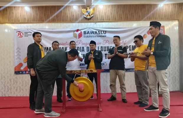 Foto: Launching Pemetaan Kerawanan Pemilihan Tahun 2024 Ditandai dengan Pemukulan Gong oleh Ketua Bawaslu Sumenep Achmad Zubaidi.