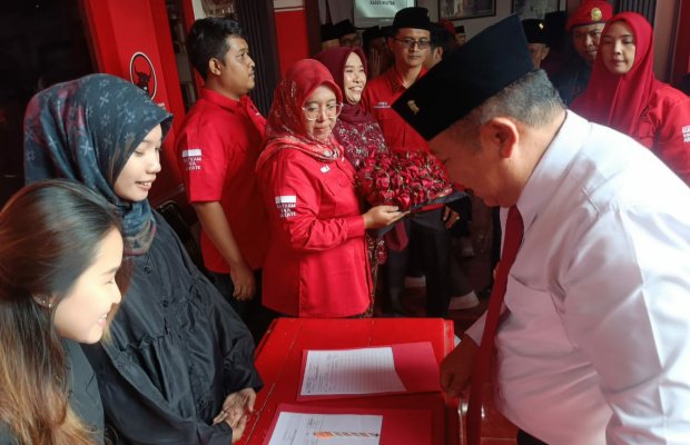 Foto: Hendy Siswanto menghadiri  acara tasyakuran dan doa bersama di Kantor DPC PDIP Jember