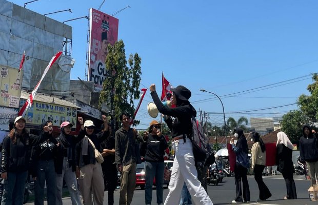 Foto: Demo Mahasiswa (GMNI) berlangsung di depan Gedung DPRD Jember