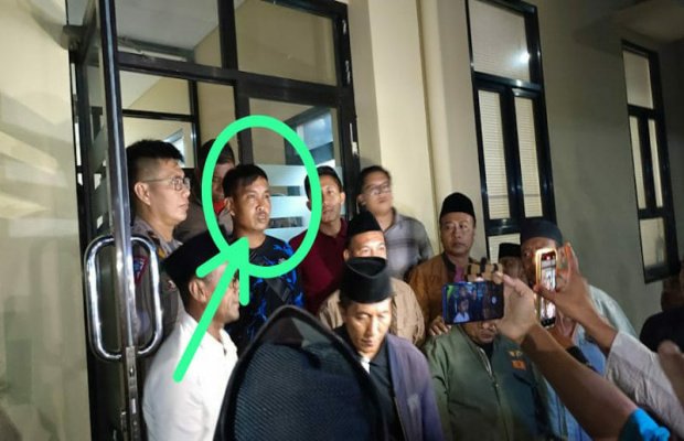 Foto: Bakri (pakai kaos hitam kombinasi biru) penghina Kiai Annuqayah Guluk-Guluk ditangkap dan diamankan Polres Sumenep, Jumat malam (23/8/2024)
