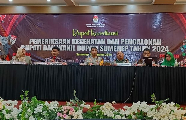 Foto: Komisioner KPU Sumenep Divisi Teknis Abdul Azis, SH (dua dari kiri, baju batik)