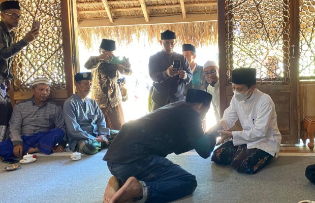 Foto: (Ist) KH Muhammad Ali Fikri ketika bersalaman dengan oknum pelaku penghina ayahandanya, yakni almarhum KH A Warits Ilyas