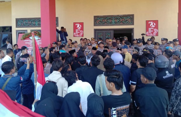 Foto: Puluhan mahasiswa saat menggelar aksi unjuk rasa