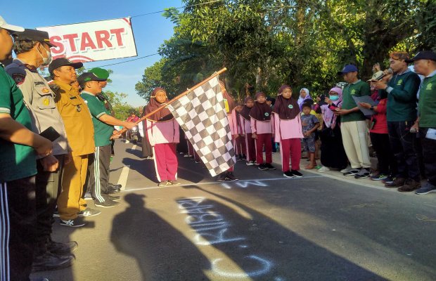 Foto: Kepala Kemenag Sumenep saat Melepas Peserta Lomba Gerak Jalan Tingkat Pelajar MI, MTs dan MA Kecamatan Rubaru, Selasa (27/08/2024).