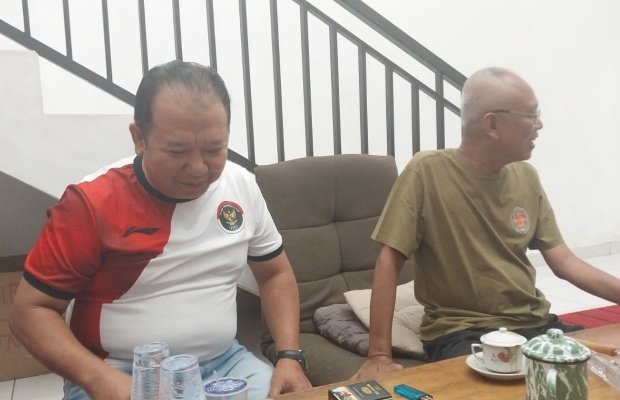 Foto: Hendy Siswanto dan Ketua DPC PDIP Jember Arif Wibowo di Posko PDIP 