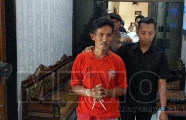 Foto : Tersangka Omar saat digelandang di Polres Sampang