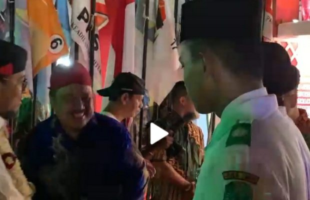 Foto: Bupati Fauzi disalami Kepala Bakesbangpol Sumenep saat memasuki lokasi Madura Night Vaganza 2024