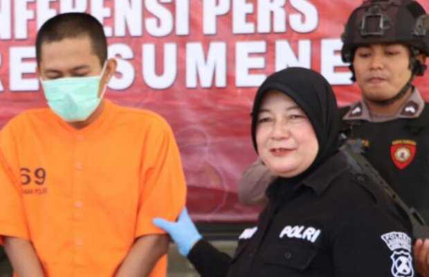 Foto: Kasi Humas Polres Sumenep, AKP Widiarti Setyoningtyas, memegang salah satu tahanan