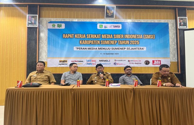 Foto: Bupati Sumenep Achmad Fauzi Wongsojudo saat memberi sambutan di Raker SMSI Sumenep 2025