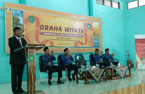 Foto: Bupati Fauzi saat memberi sambutan pada acara peresmian Graha Wiyata MAN Sumenep