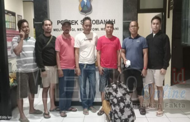 Foto: Tersangka IK saat diinterogasi di Polsek Sokobanah Sampang