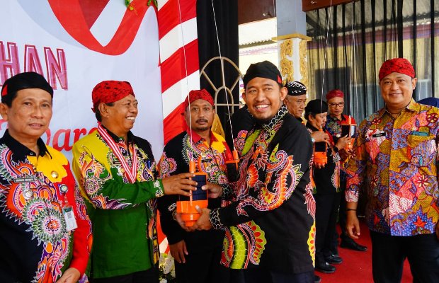 Foto: Bupati Sumenep Achmad Fauzi didampingi Kadiskominfo Sumenep saat menyerahkan bantuan AIS pada nelayan