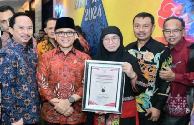 Foto: Plt. Bupati Sumenep Dewi Khalifah didampingi Edy Rasyadi Sekdakab Sumenep serta Arif Firmanto Plt. BKPSDM