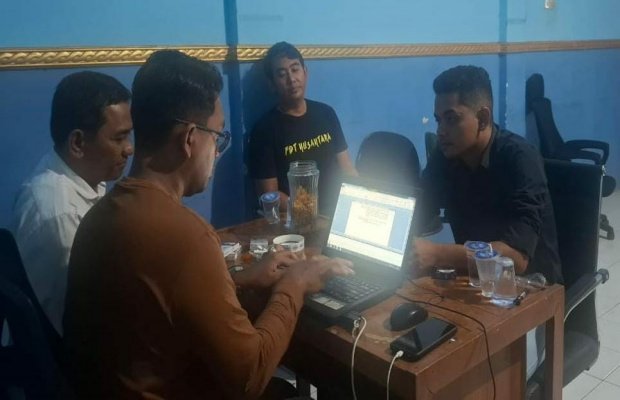 Foto: Terlapor (kanan) saat dimintai keterangan